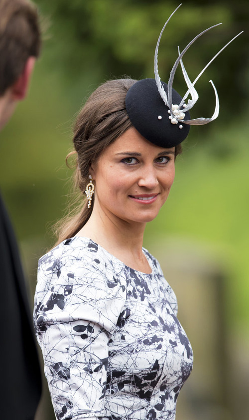 Pippa quyến rũ trong chiếc mũ màu đen sang trọng với thiết kế tinh xảo, tại đám cưới của Lady Melissa Percy và Thomas Van Straubenzee vào tháng Sáu năm 2013.
